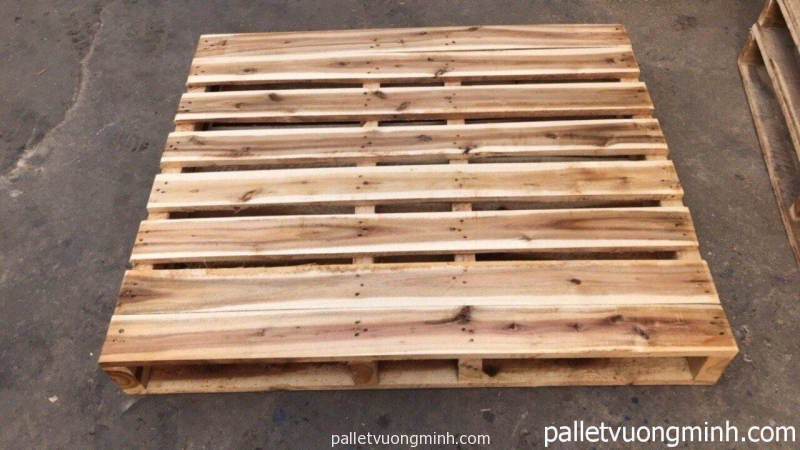 Pallet gỗ kê hàng trong kho logistics