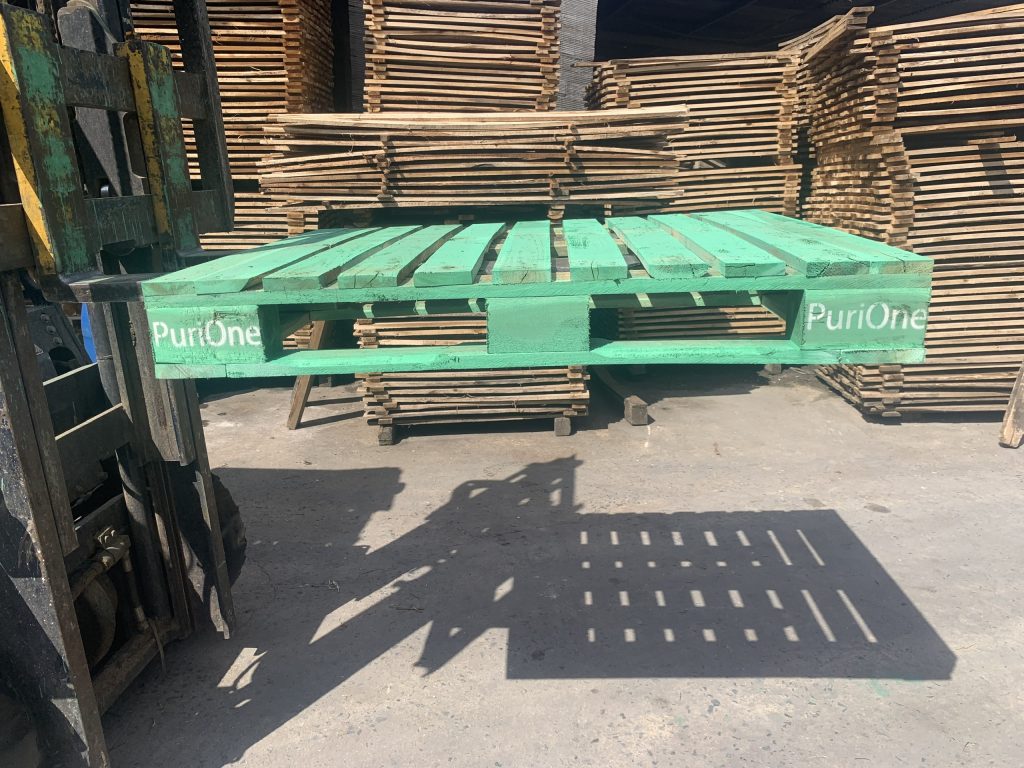Pallet gỗ kê hàng trong kho logistics