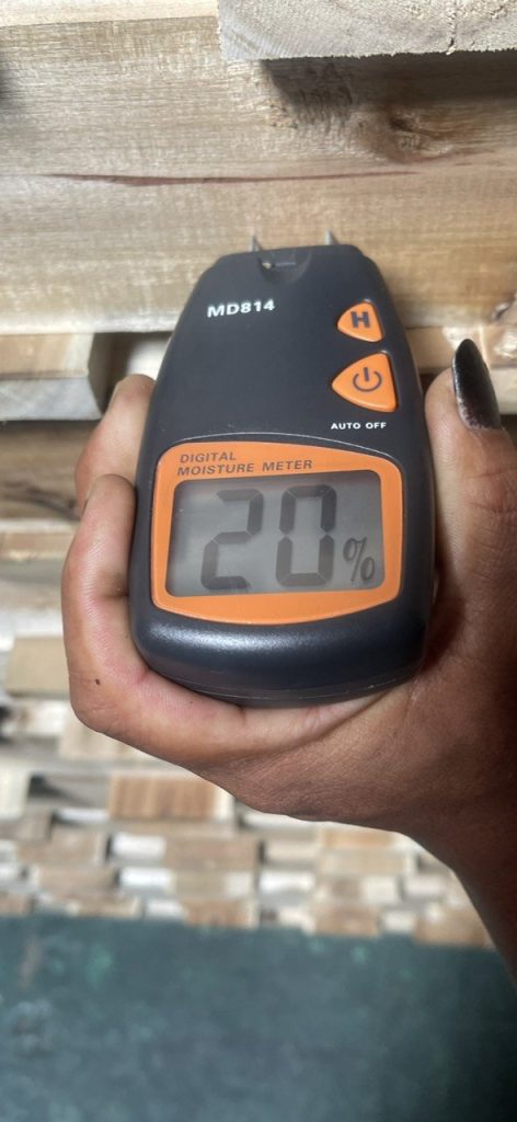 kiểm tra độ ẩm gỗ của pallet gỗ, độ ẩm từ 20% -25% độ là hợp lý
